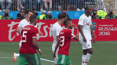 ペペ肩叩かれる.gif