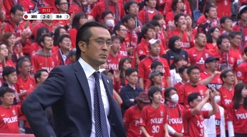 大槻監督2018第8節睨む.jpg