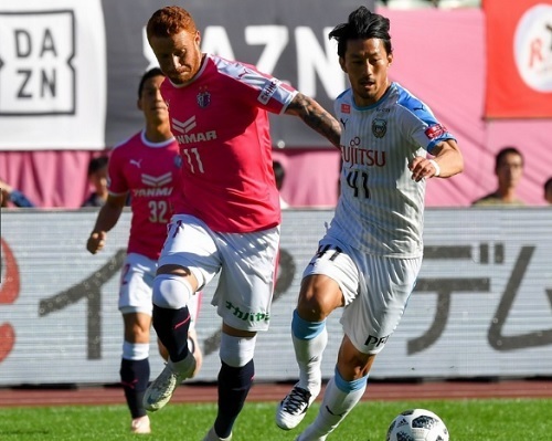 家長2018第32節競り合い.jpg
