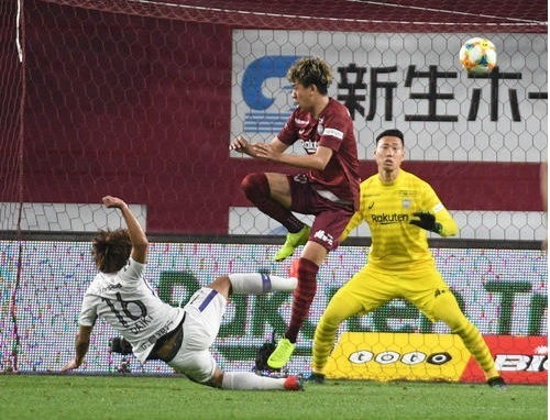渡2019第7節シュート.jpg
