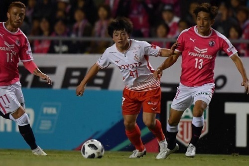相馬2018第28節競り合い.jpg