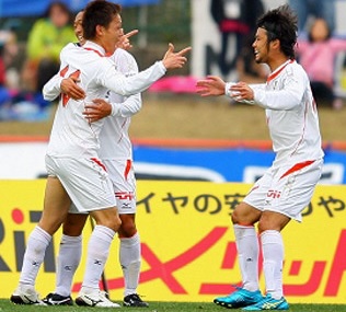 石井謙吾2013第5節ハイタッチ.jpg