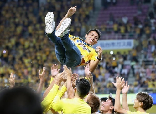 西村拓真移籍胴上げ.jpg