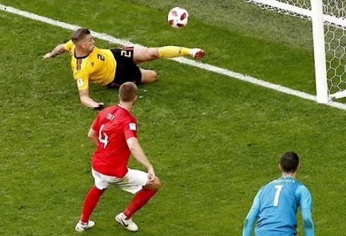 アルデルヴァイレルトW杯イングランド戦クリアー.jpg