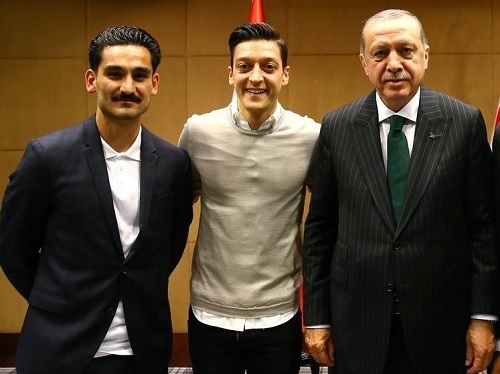 エジルとギュンドアンとエルドアン大統領.jpg