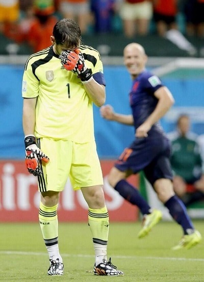 カシージャスとロッベン2014W杯.jpg