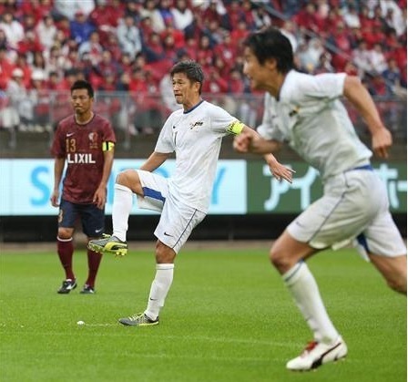 カズ柳沢引退試合FK.jpg