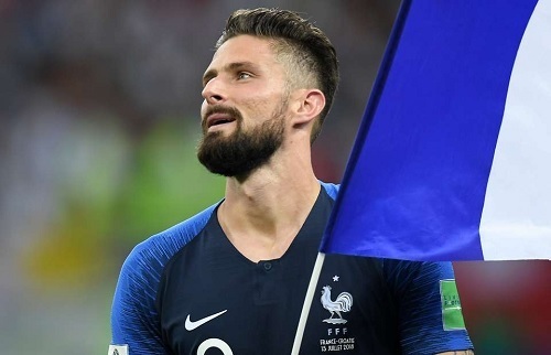 ジルーW杯決勝後フランス国旗.jpg