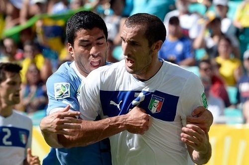 スアレスとキエッリーニ2014ブルジルW杯.jpg