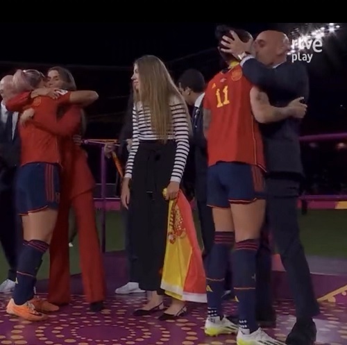 スペイン連盟会長キス.jpg