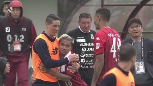 トーレスとチャナティップハグ.jpg