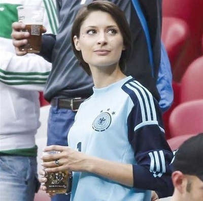 ノイアー2014彼女.jpg