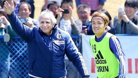 ハリルと宇佐美01.jpg