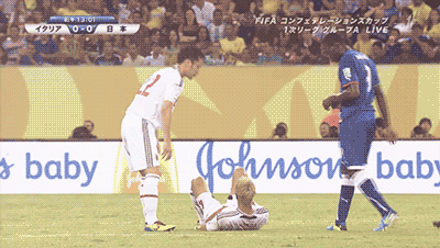 バロテッリ本田コンフェデ.gif