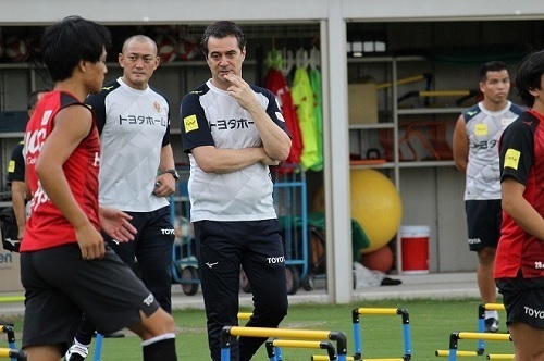 フィッカデンティ監督名古屋練習.jpg