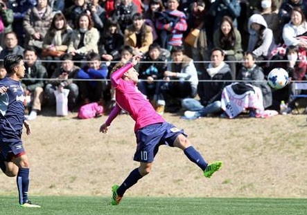 フォルラン2014シュート宮崎キャンプ岡山戦02.jpg