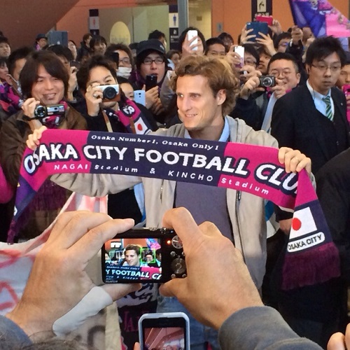 フォルラン関空入り21写真撮影.jpg