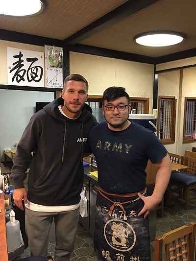 ポドルスキとやまびこ店長.jpg