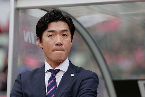 ユン監督C大阪ベンチ.jpg