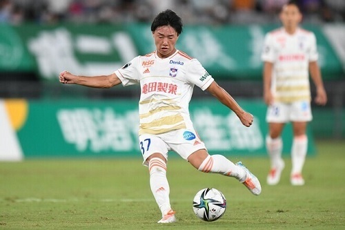 三戸2021第30節キック.jpg