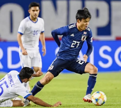 久保日本代表ドリブル.jpg