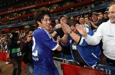 内田シャルケサポお辞儀.jpg