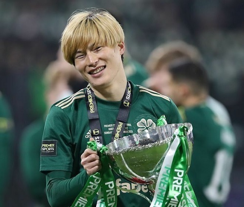 古橋リーグ杯優勝カップ掲げる.jpg