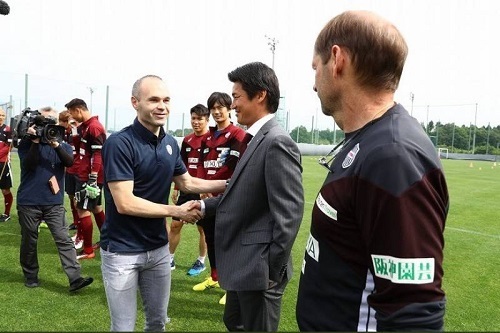 吉田監督とイニエスタ.jpg