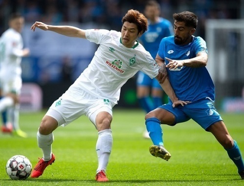 大迫2019第32節競り合い.jpg