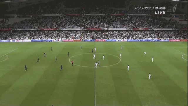 大迫イラン戦踏まれる.gif