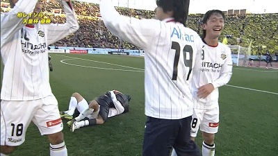 天皇杯決勝柏抱き付き.jpg