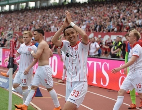 宇佐美2017-18デュッセルドルフ拍手.jpg
