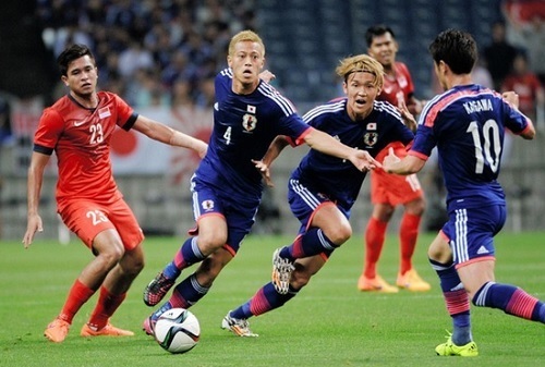 宇佐美本田2015シンガポール戦パス交換.jpg