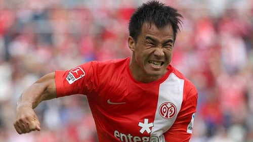 岡崎マインツガッツポーズ初ゴール.jpg