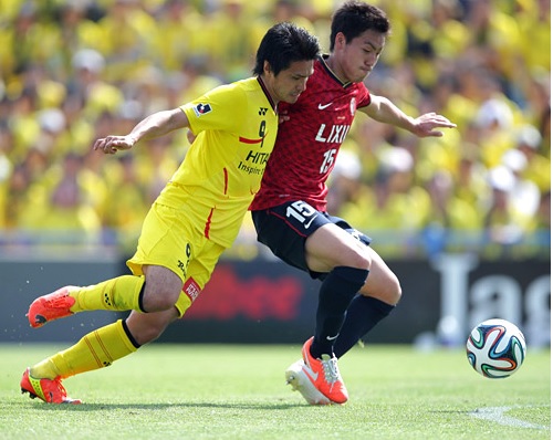 工藤2014第11節競り合い.jpg