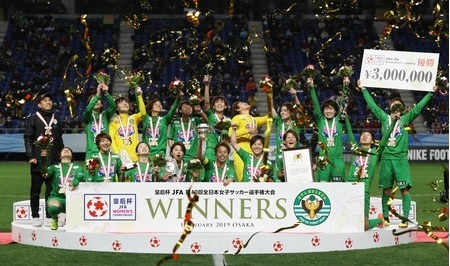 日テレ2019皇后杯優勝.jpg