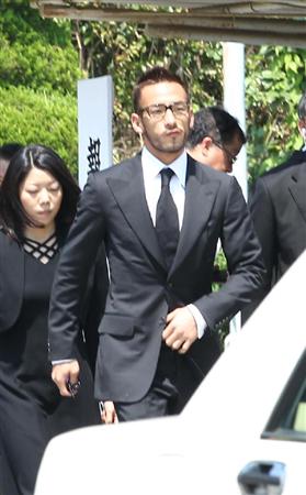 松田直樹通夜中田.jpg