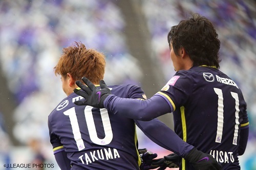 浅野と佐藤寿人.jpg
