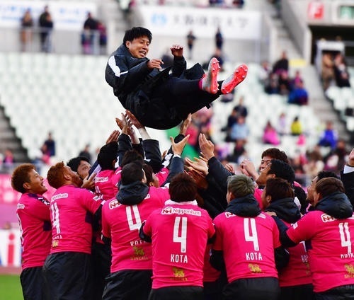 藤本康太2019第33節引退胴上げ.jpg