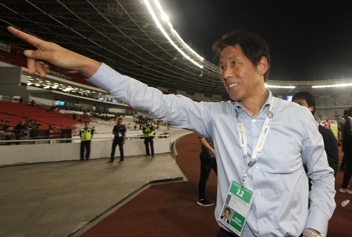 西野監督インドネシア戦指差し.jpg