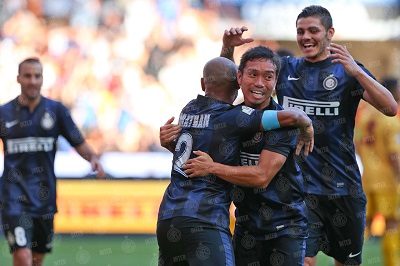 長友2013コパイタリア3回戦ジョナタン祝福02.jpg