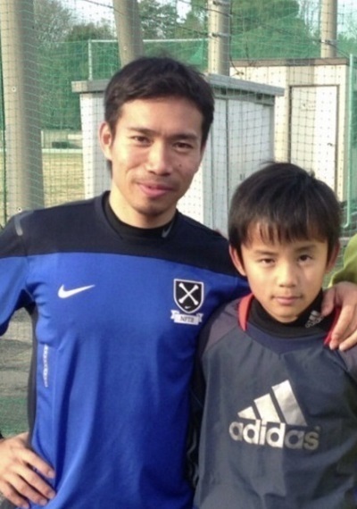 長友と久保建英小学生03.jpg