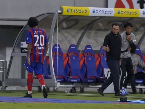 長谷川監督2021第32節レアンドロ退場.jpg