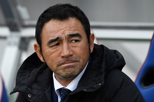 長谷川監督ベンチ.jpg