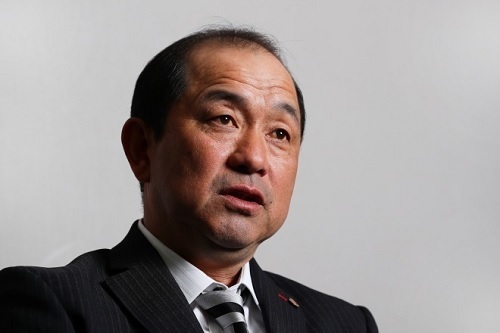 風間監督スーツ.jpg