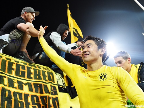 香川2014dfbザンクトパウリ戦試合後サポハイタッチ.jpg