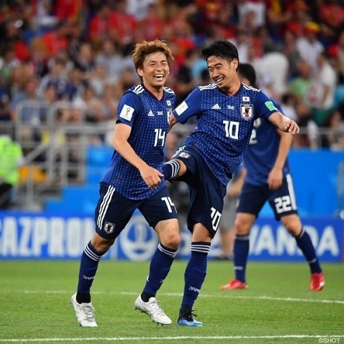 香川ベルギー戦乾キック祝福.jpg