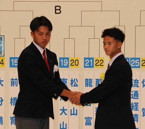 高岡抽選会握手.jpg