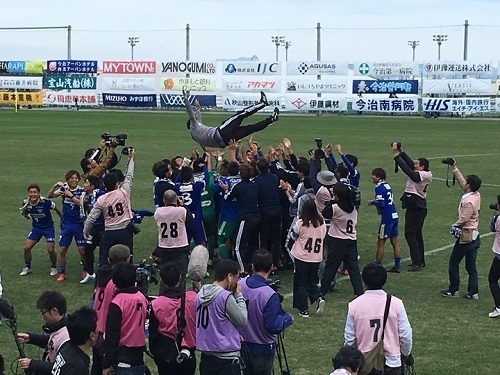 FC今治2019J3昇格決定胴上げ.jpg