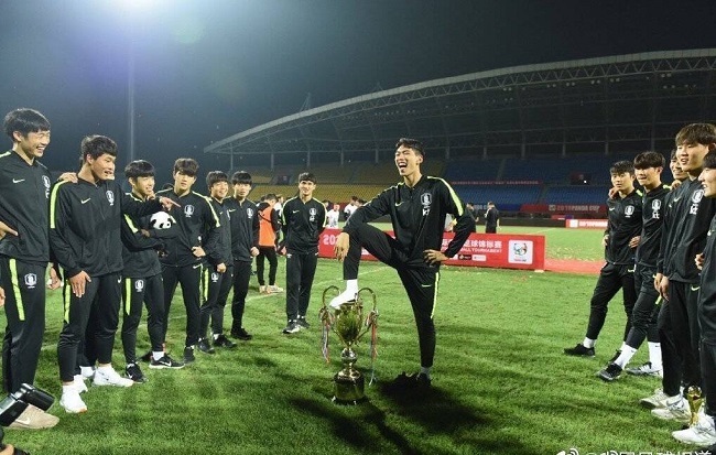 U18韓国代表優勝カップ踏み付け02.jpg